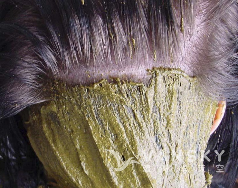 251230161700_Henna paste on white hair.jpg